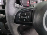ステアリングには運転中でも簡単に操作できる各種スイッチついてます