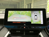 後方映像に加え、車両周囲を俯瞰する表示も確認できるモニターです。駐車時に周辺の状況を把握しやすく、画面上のガイドを目安にしながら、落ち着いて駐車操作を行えます。