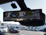 【インテリジェントルームミラー】後方のカメラ画像が映し出されるので、乗員や荷物でさえぎられがちな後方視界をクリアに保ちます♪