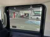 ☆ 【ロールサンシェード】日差しや車外からの光が眩しいときにサッと引き出して使える、ロール格納タイプのサンシェードを装備。後席に乗ったお子様がウトウトしだした時など、ぜひご活用ください ☆