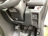 横滑りを防ぐVSAなどのスイッチは、運転席の右側、手の届きやすい位置にあります。