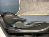 運転手の体格に合わせて運転席の座面の高さ調整ができるシートリフターが付いてます