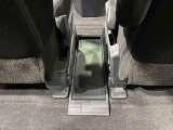 ポーチやセカンドバッグなど置くのに便利なセンターフロアートレイ