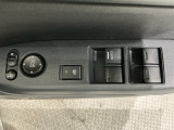 狭い駐車場で便利な電動格納ドアミラーが付いています。