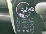 テレビ映像を画面で楽しめる装備です。停車中の休憩時間などに番組を視聴でき、画面脇には操作ボタンやダイヤルが配置されています。見たい番組を選びやすい構成です。