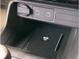 ■ワイヤレス充電器/USB-C端子!
