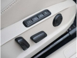 【電動シート】 メモリー機能付きのパワーシートを装備。ドライブシーンに合わせて適正なシートポジションを即座に設定可能です。