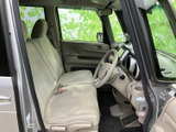 明るい色合いのシートと見通しのよい室内で、運転席まわりも開放的な印象です。座面はゆったりとした形状で、乗り降りの際も自然に腰掛けられます。