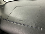 【助手席エアバッグ】SRSエアバッグとはシートベルトの働きを補助して衝突した時に乗員の衝撃を軽減するシートベルト併用式エアバッグ。前面衝突時に瞬時に膨らみ、頭部と胸部の衝撃を軽減します。