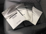 メンテナンスノート、取扱説明書ですね。 車の情報が凝縮されています。 車の整備記録が記載されている大事な物ですよ。