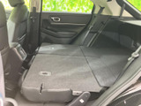 後席を前方へ倒すと、荷室側へ続く広いフラットなスペースが生まれます。長さのある荷物を積む際にも活用しやすく、用途に合わせて室内空間を使い分けられます。