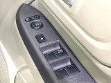 【電動格納ミラー】サイドミラーは電動格納式となっており、狭い駐車場でもキズがつくリスクを抑えられます。