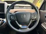 インテリアに合わせたデザインのステアリングは、運転される方のことも考え、運転しやすい形状、大きさです。是非一度、実際に触ってお確かめください。