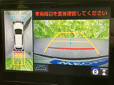 車両周辺をモニターで確認でき、駐車時など周囲の状況を把握する際に役立ちます。後方の映像に加えて車両を上から見た表示もあり、目視確認と併せた安全確認をサポート。駐車操作時の心強い装備です。