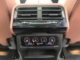 【左右独立式オートエアコン】☆運転席・助手席で個別に温度設定する事が可能。一定以上の大気中の有害物質を感知すると自動的に内気循環モードに切り替わるAUCを装備☆