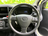 握りやすい形状で手元に収まり、運転中も前方を見ながら扱いやすい配置です。メーターが正面にまとまり、必要な表示を確認しやすく、毎日の運転をサポートします。
