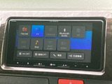 ラジオやテレビ、Bluetooth Audioなどの選択肢が画面に並び、使いたい音源を確認しやすい構成です。交通情報なども選べるため、日常のお出かけに合わせて活用いただけます。