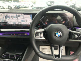 【ハンドル】ドライバーとBMW車の一体感がダイレクトに伝わるステアリングホイール。形状・太さへの拘りに加えて、操作性を高める為にスイッチ類も配置。クイックかつ安定のドライビングを体感下さい!