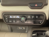 オートエアコン☆室内の温度調節として冷房・暖房が出来るのはもちろんのこと冬場や雨天時の窓の曇り取りとしても活躍します☆