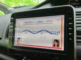 画面にテレビ番組が表示され、停車中のひとときに映像を楽しめます。見やすいサイズのディスプレイで、目的地での休憩時間などにも活用できる、うれしい装備です。