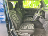 前席は視界が広く、運転席まわりまで見渡しやすい配置です。シートには柄のある生地を採用し、落ち着いた色合いでまとめています。乗り降りの際も座席にアクセスしやすい空間です。