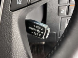 クルーズコントロール機能付きです。走行中に先行車の様子を検知しながら、設定した車速の範囲内で先行車との距離のキープを支援します。詳細は販売店スタッフまでおたずねください。
