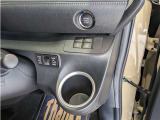 便利なカップホルダーを装備しています。 缶ジュースを開けて運転していると振動で倒れないかヒヤヒヤ、意外と置き場に困るもの。 意外に重要な装備ですね。