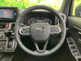 握りやすい円形のステアリングに各種スイッチを配置し、運転中に手元で必要な操作を行えます。メーターや前方を見ながら扱いやすい、実用的なレイアウトです。