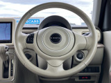 手元には複数のスイッチが備わり、運転姿勢を大きく変えずに操作できる便利な装備です。メーターとの位置関係も確認しやすく、日常の運転中に必要な操作へ手が届きやすい配置です。