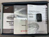 スマートキーは鍵をバッグに入れたままでもドアロックの開閉やエンジンのON・OFFができます。夜間や雨の日も鍵を探さなくて良いので便利です。
