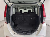 とても広々、大きな開口部の荷室スペースですね。 開口部広々だから、大きな荷物も楽々収納出来ちゃいますね。 荷物スペースは広いほうがいいですよね。