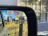 ブラインドスポットモニターは、左右斜め後ろを平行して走る車を認識し、車線変更の際に危険を察知するとドライバーへ警告を促します。夜・雨・トンネル内など走行時の環境が悪い時ほど便りになる機能です!