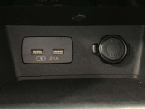 前席用にUSB出力電源(2ヶ、DC5V)や電源ソケット(DC12V)を備えています!スマホやタブレットの充電にとっても便利ですヨ♪♪