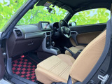 助手席から運転席まで見渡せる室内は、明るいシートカラーで親しみやすい雰囲気です。足元にもゆとりが感じられ、同乗者にも落ち着いて過ごしていただけます。