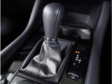 【シフトレバー】シフトもとても操作しやすいデザインになっております。運転する人の事を第一に考えた操作性の高い仕様です。