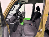 大きなドアと低い床に加えて乗り降りのし易に優れたフロントシートで乗り降り楽々。運転席から助手席側への移動も簡単。
