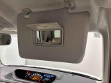 運転席、助手席共にサンバイザー&バニティミラー付いてます。運転席側にはチケットフォルダー付き