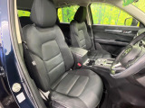 運転席まわりには十分なスペースがあり、大柄な方でもゆったり運転していただける環境です。