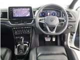 レザーステアリングにデジタルメーターです!車両情報、ナビをメーター画面内で確認できます)お客様の運転をサポートします!