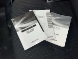 メンテナンスノート、取扱説明書ですね。 車の情報が凝縮されています。 車の整備記録が記載されている大事な物ですよ。
