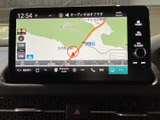 地図上に現在地や周辺の道路が表示され、目的地までの道順を確認する際に便利です。画面下部からナビ機能にも切り替えられ、移動前のルート確認をサポートしてくれます。