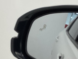 斜め後ろに存在する車を探知。その方向のドアミラー鏡面上にマークを表示し、存在をお知らせしてくれます。また、その方向にウインカーを操作すると、マークの点滅と警告音で注意を促します!