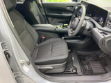 運転席まわりは視界が広く、シートに腰掛けた際も前方を確認しやすいレイアウト。落ち着いた色調でまとまり、乗り降りの際にも室内の清潔感が伝わります。