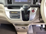 足元スッキリ、インパネシフトです。パーキングブレーキはフットブレーキタイプなので、運転席と助手席の間がスッキリしています。
