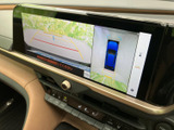 後方の映像に加え、車両周囲を上から見た表示も確認できます。駐車時の周辺確認に役立ち、画面上のガイドラインを参考にしながら車庫入れをサポートします。