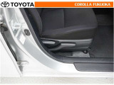 運転席シート上下アジャスター付き。ドライバーの背丈に合わせて調整できます。