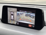 画面には車両周囲の映像と俯瞰表示が映し出され、停車時の周辺確認をサポートします。駐車の際に障害物との距離感をつかみやすく、画面上のガイド表示も目安として活用いただけます。安心感につながる装備です。