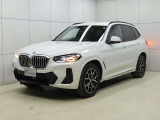 フロントフェイスの精悍な表情と伸びやかに続くボディーライン。斜め前からのアングルはBMWらしいスポーティさとエレガンスさを際立たせます。光の当たり方によって表情を変えるボディーの造形も魅力の一つです。