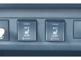 運転席と助手席にシートヒーターが付いています。