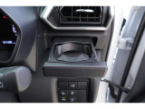 ハンドルの右側にドリンクホルダーがございます!手に取りやすい位置にありますので運転中の水分補給もラクラクです♪